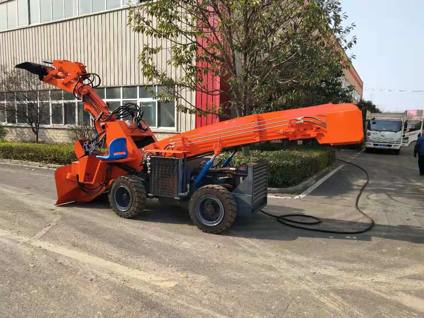 您知道扒渣機(jī)液壓油什么時(shí)候該怎樣更換嗎？